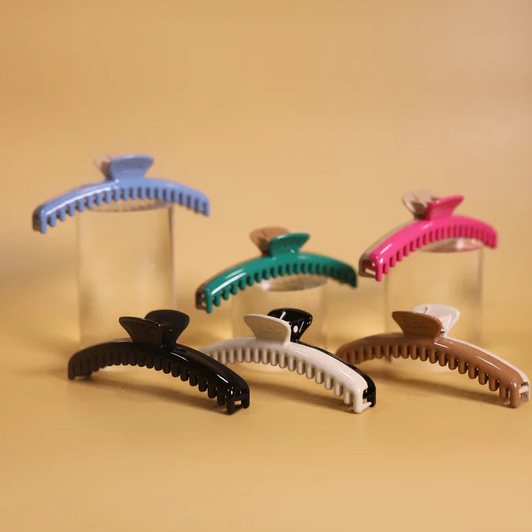 New from KAXI Two-Toned Shiny Midi Hold Everything Claw – Sleek and durable two-toned hair clip with a shiny finish, designed to securely hold all hair types.