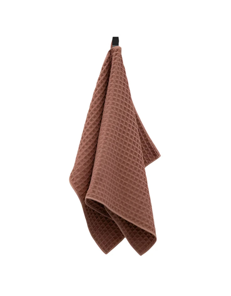 From Geometry Home, this absorbent waffle-style hand towel in a soft dusty rose shade. Ideal for adding a touch of elegance to your bathroom or kitchen, this towel offers excellent drying performance and a plush, luxurious feel.