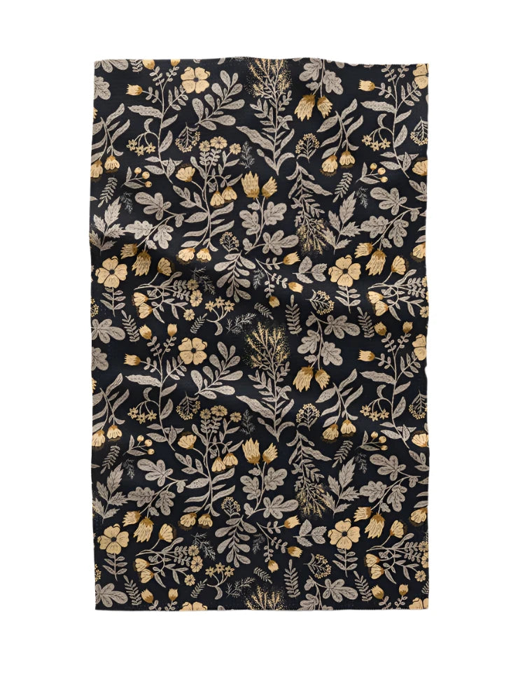 Absorbent black tea towel featuring a beautiful woodland flower print. Stylish and functional, this towel adds a touch of nature to your kitchen while providing excellent drying performance. Elevated and functional.